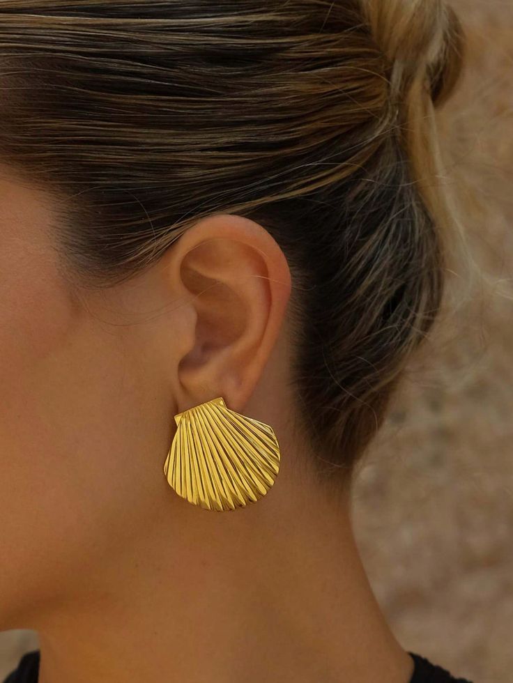 SHELL EARRING IN METALLIC GOLD