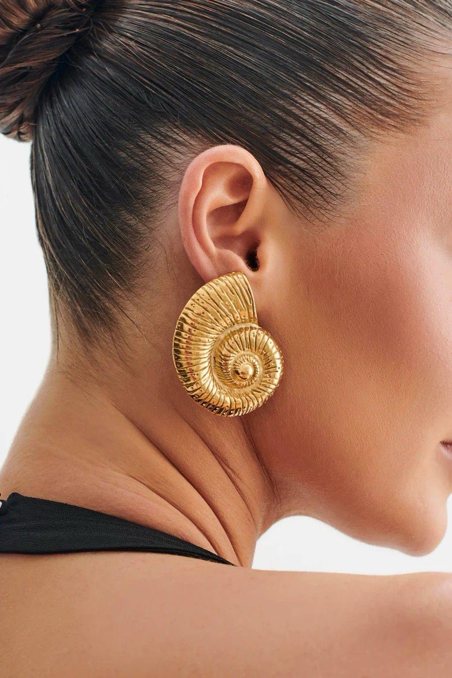 SHELL EARRING IN METALLIC GOLD