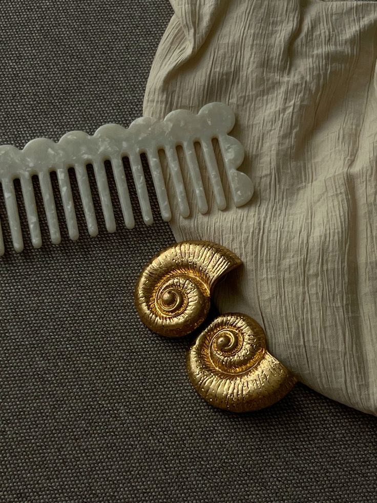 SHELL EARRING IN METALLIC GOLD