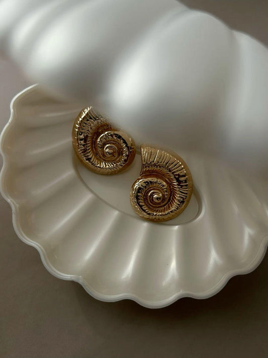 SHELL EARRING IN METALLIC GOLD