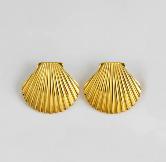 SHELL EARRING IN METALLIC GOLD